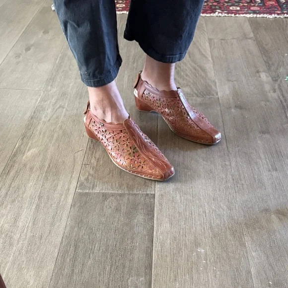 PIKOLINOS Women's Floral Cutout Leather Loafers - Tan - Picture 9 of 9